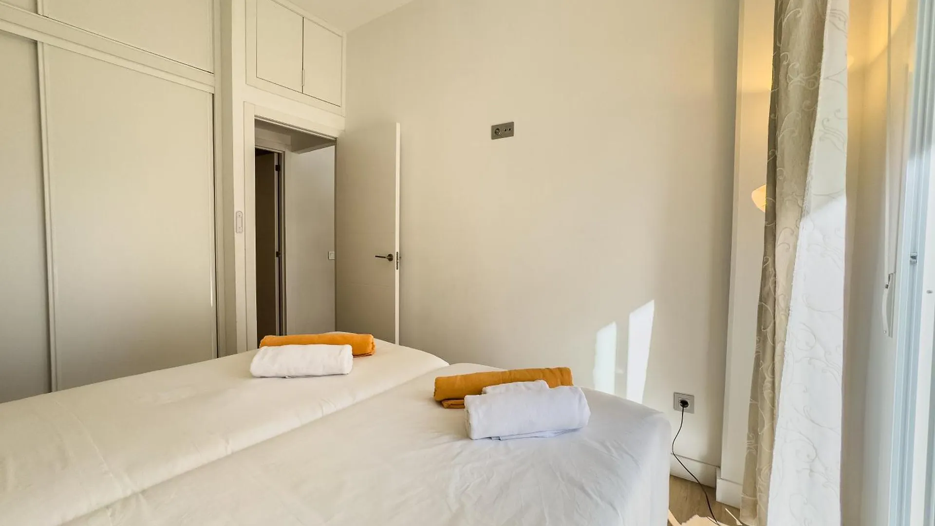Skol 420C Fantastico 1 Dormitorio Primera Linea De Playa Marbella 0*,  İspanya